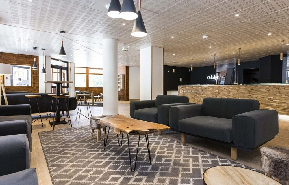 L'Oree des Pistes tafels en zitbanken