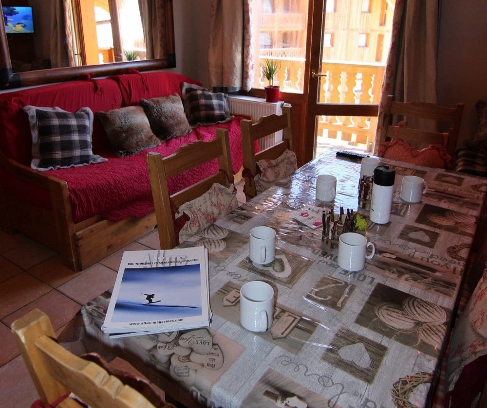 Chalet 6 Les Balcons - 3-kamer apt. voor max. 6 pers. | BAL644 - woonkamer met gedekte eettafel