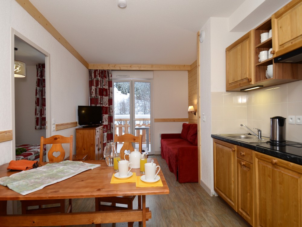 chalet Les Bergers - keuken met eettafel en waterkoker
