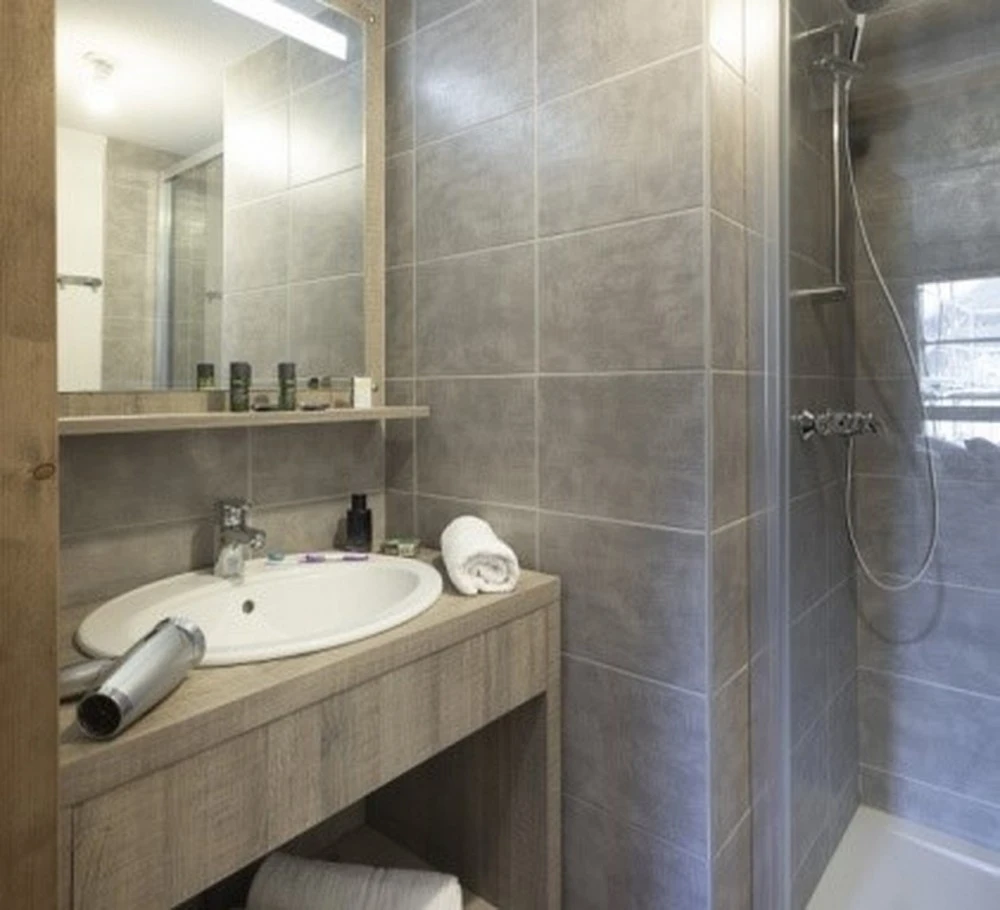 Les Clarines - badkamer met douche en wastafel