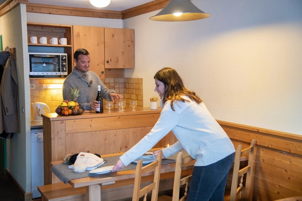 Le Cheval Blanc - eetruimte met eettafel en keuken