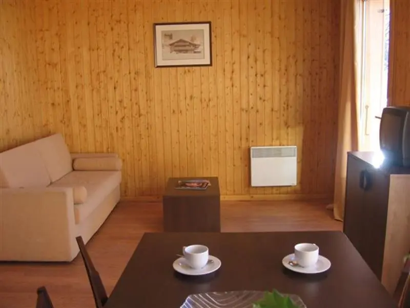 Les Chalets des Ecourts zitbank en tv