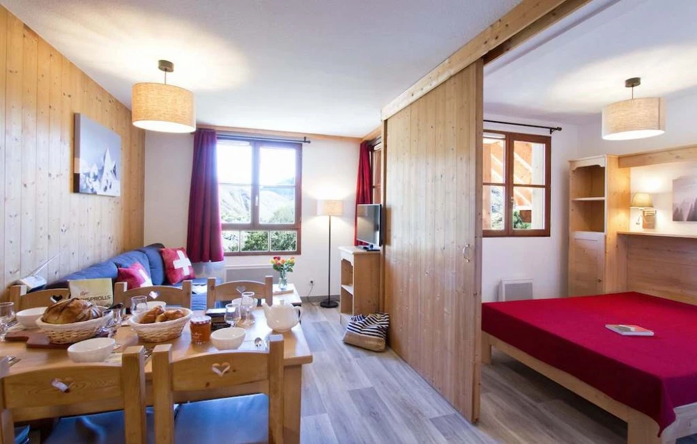 L'Oree des Pistes kamer met eettafel en bank