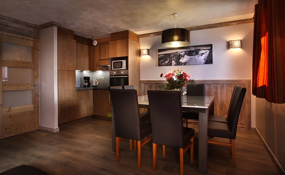 residence chalet des neiges hermine - eetruimte met keuken en eettafel