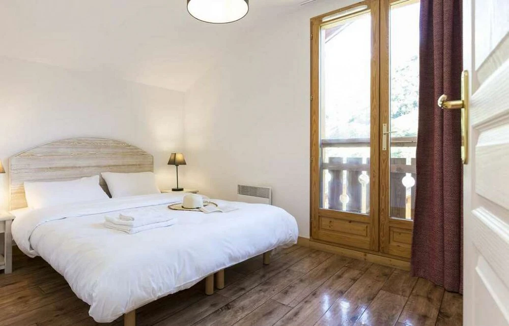 Les Chalets de L Arvan II - slaapkamer met balkon en 2-persoonsbed