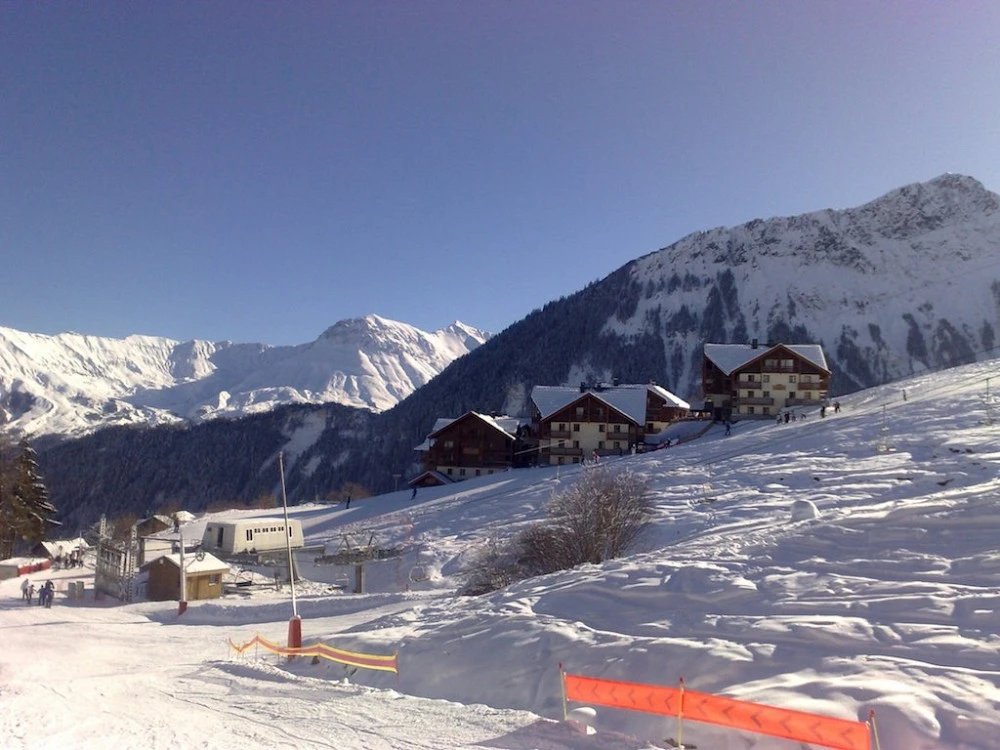 Les Alpages du Corbier - uitzicht op de bergen en piste