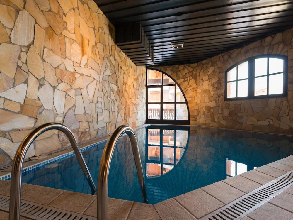 Chalet Altitude - verwarmd binnenzwembad met uitzicht