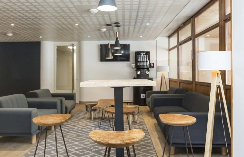 L'Oree des Pistes lounge met stoelen en banken