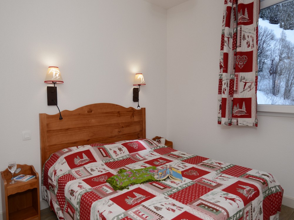 chalet Les Bergers - slaapkamer met 2-persoonsbed en lampen