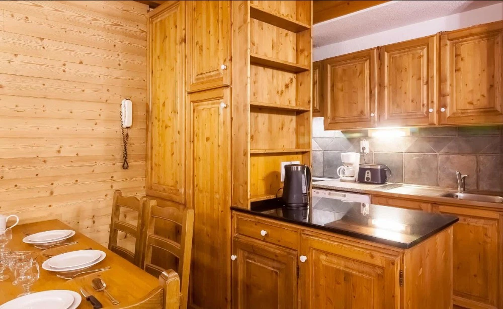 Les Balcons de Val Thorens spa 3-kamer apt. + mezzanine voor max. 8 pers. keuken, eettafel met stoelen