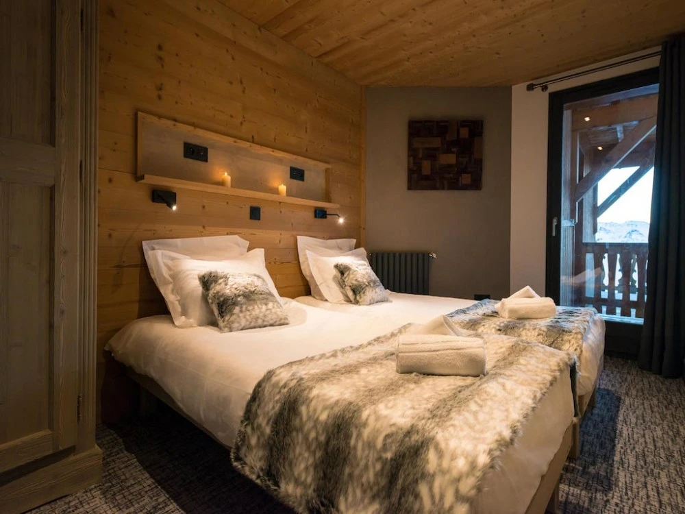 Chalet Altitude - slaapkamer met 2-persoonsbed en balkon
