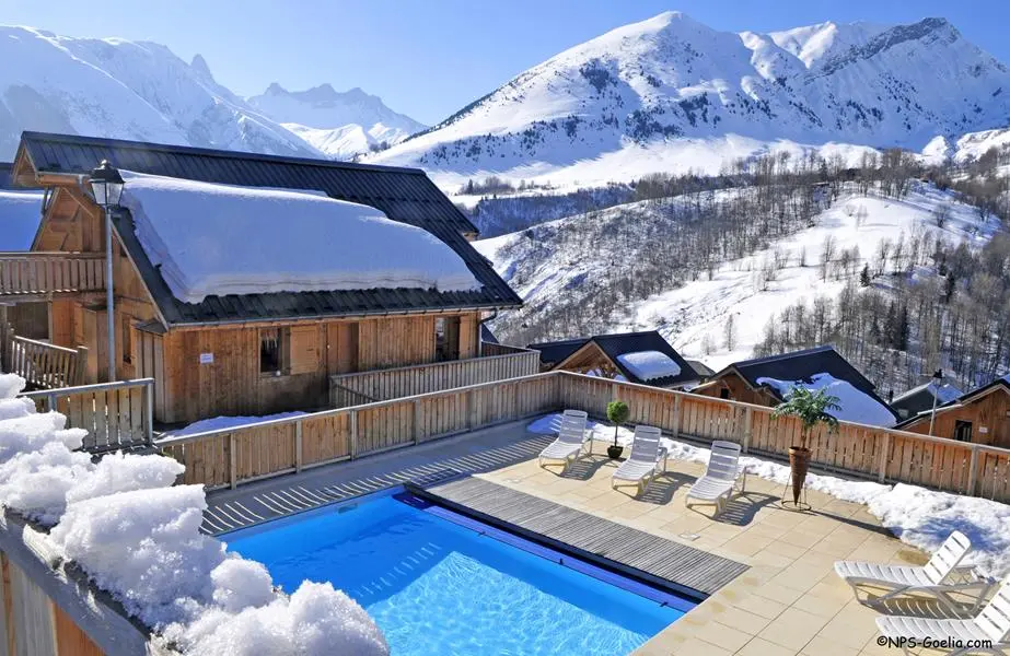Les Chalets des Ecourts buitenzwembad met ligstoelen