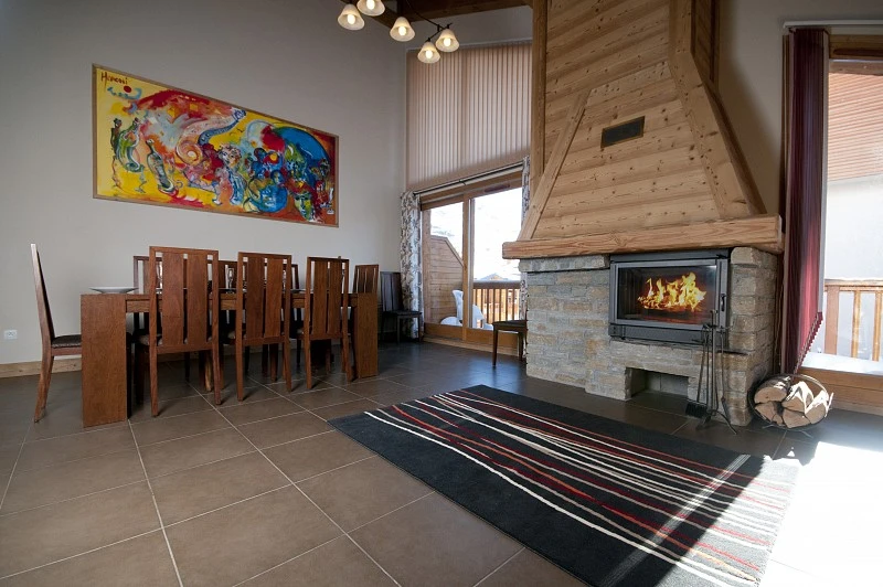 Le Sabot de Venus - woonkamer met balkon en openhaard