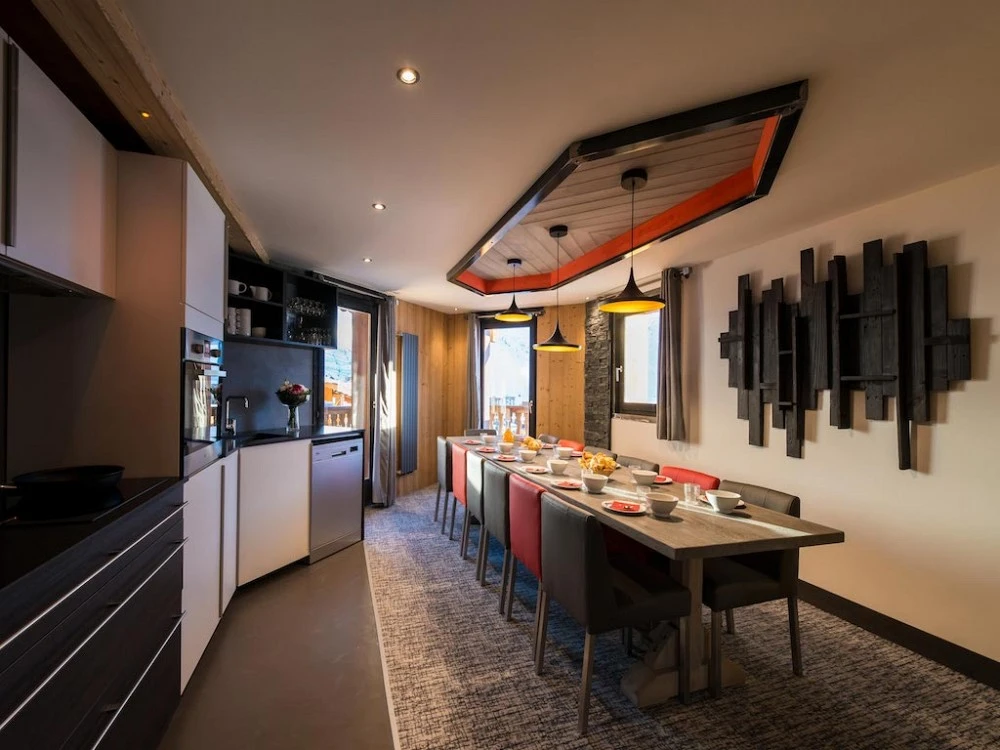Chalet Altitude - eetkamer met eettafel en keuken