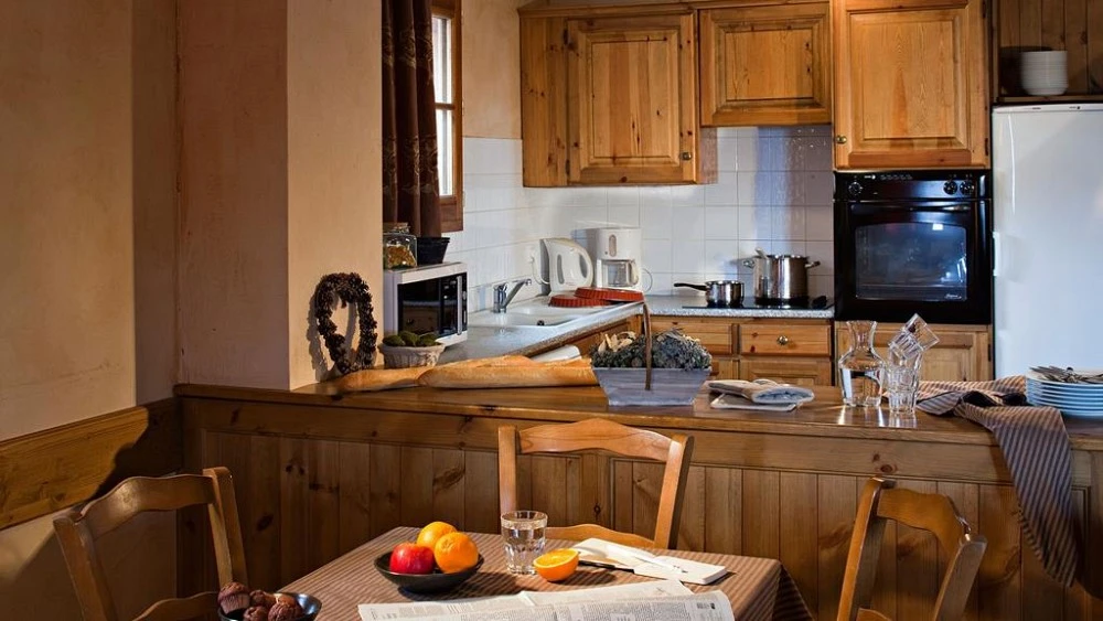 Les Chalets du Soleil AUTHENTIQUES - keuken en eettafel