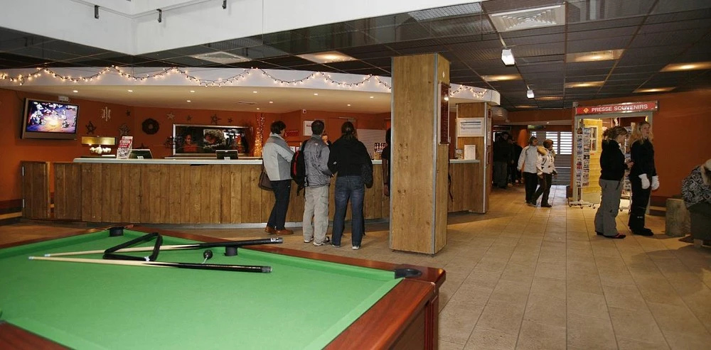 De receptie met biljarttafel in Les Temples du Soleil