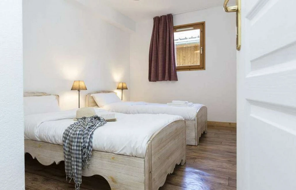 Les Chalets de L Arvan II - slaapkamer met raam en 2 1-persoonsbedden 