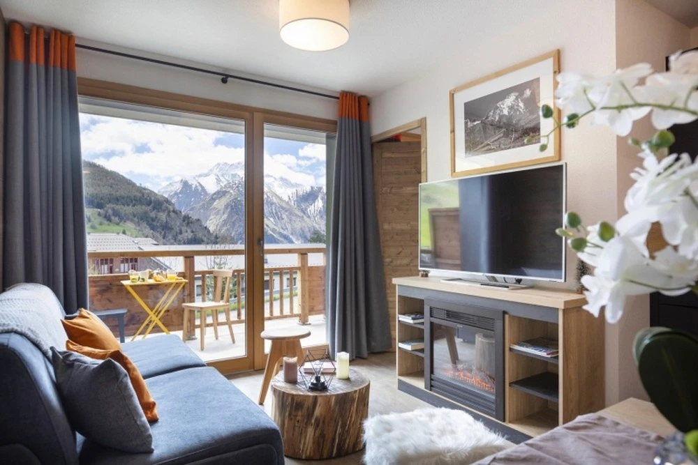 Les Clarines - woonkamer met tv en balkon