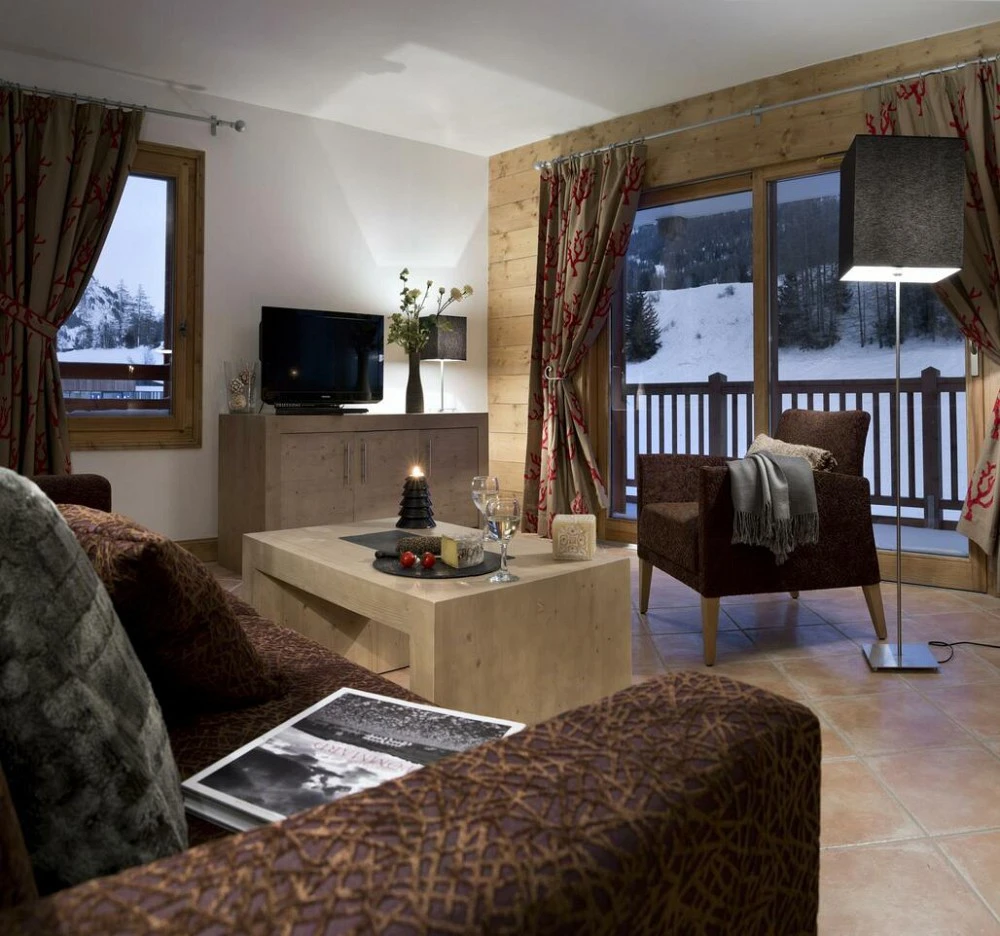Le Lodge des Neiges **** - woonkamer met tv en zitbank