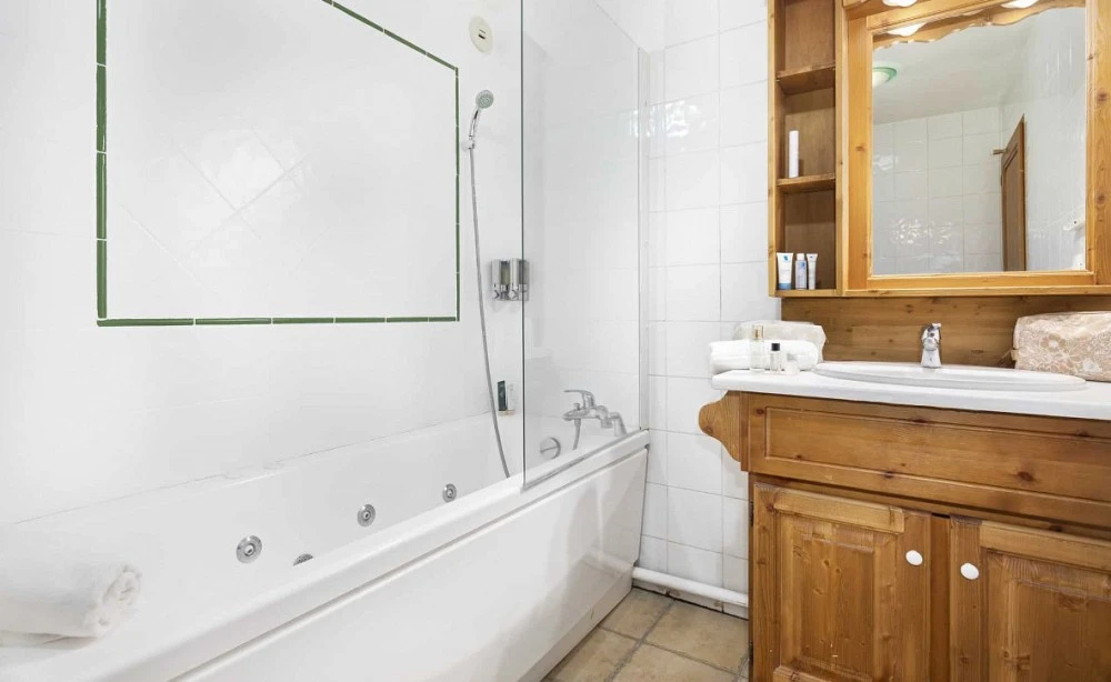 Les Balcons de Val Thorens Spa 7-kamer apt. voor max. 14 pers. badkamer met bad en douche