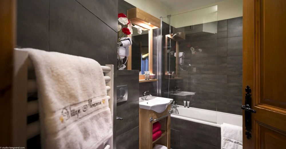 Village Montana - badkamer met wastafel en douche