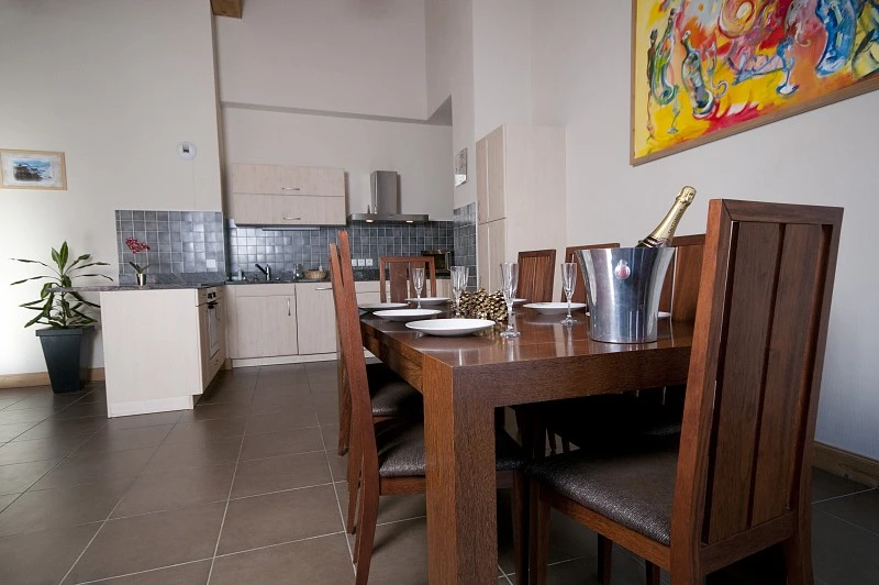 Le Sabot de Venus - eetkamer met keuken en eettafel