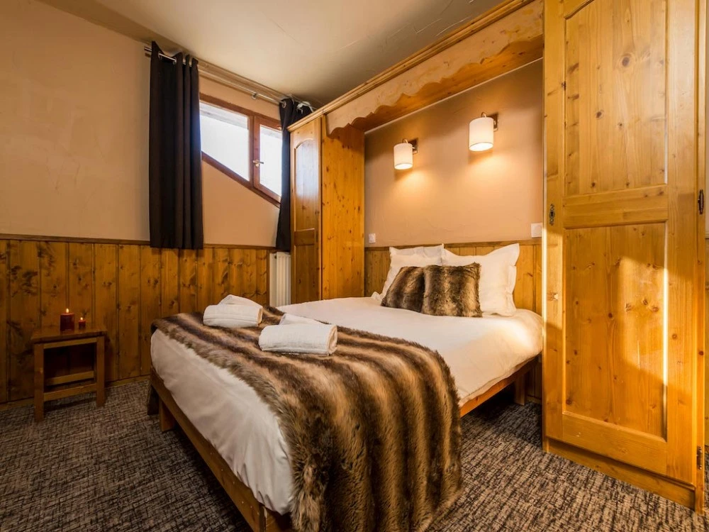 Chalet Val 2400 Val Thorens - slaapkamer met 2-persoonsbed en dakraam