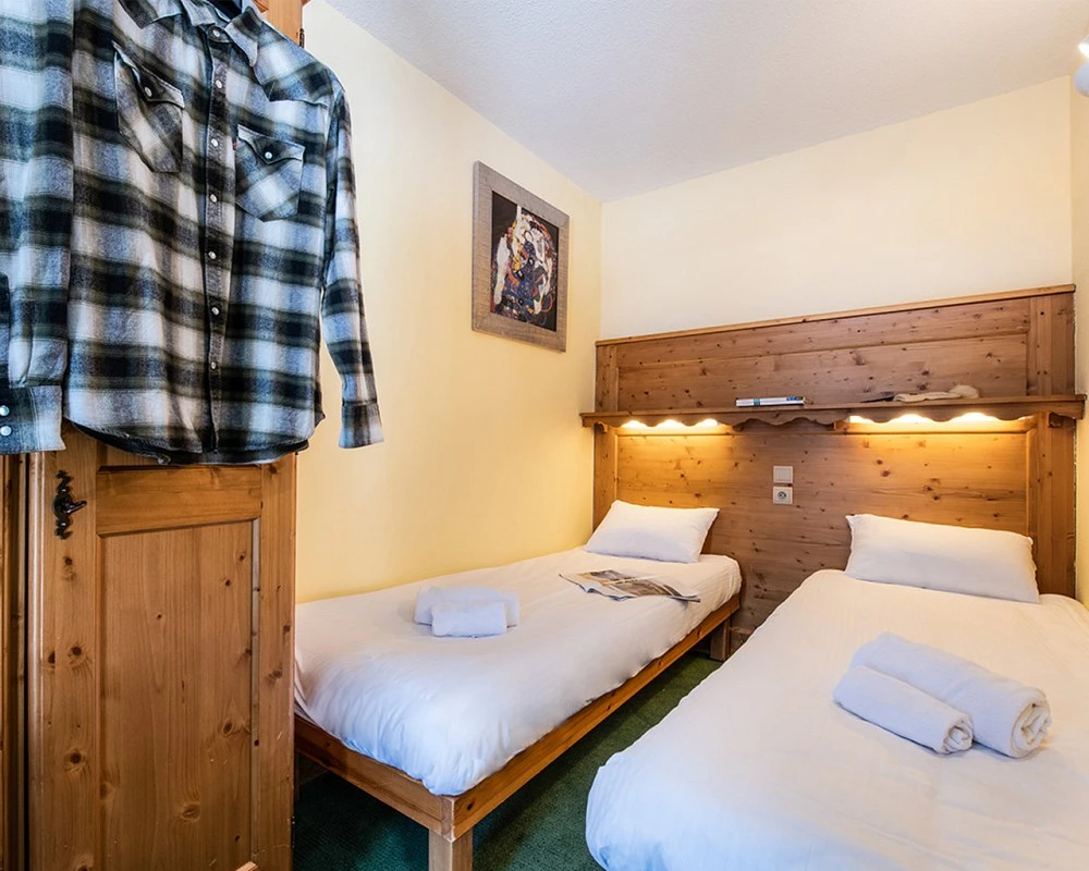 Le Cheval Blanc - slaapkamer met kas en 2 1-persoonsbedden