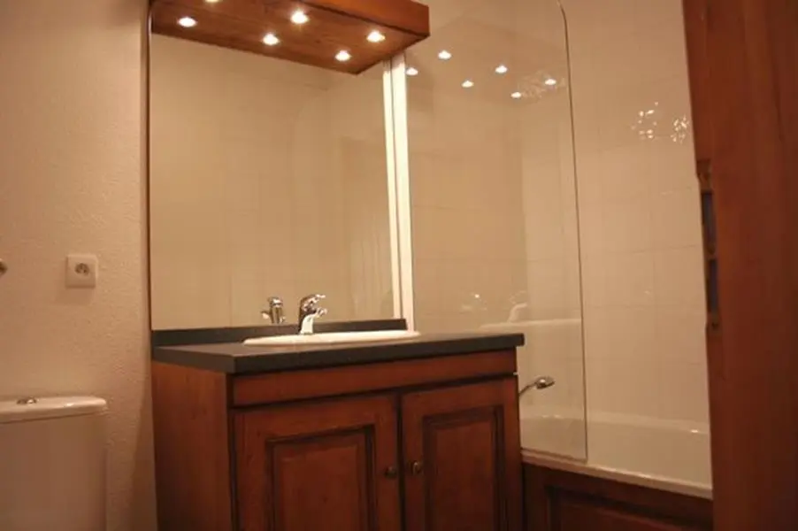 Les Chalets des Ecourts douchecabine in badkamer