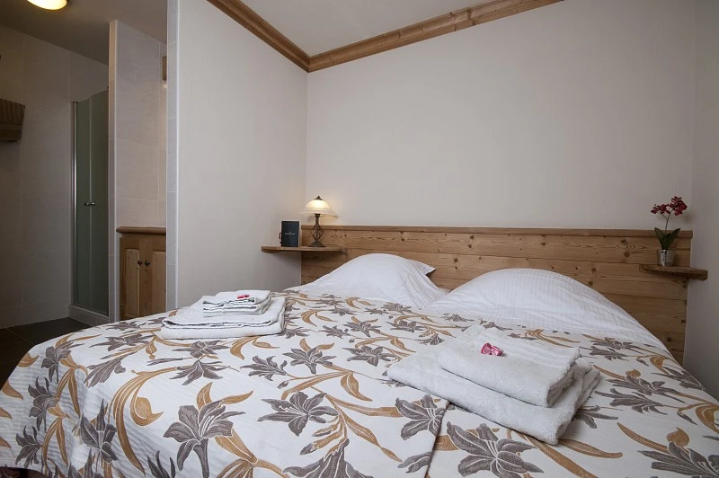 Le Sabot de Venus - slaapkamer met kast en 2-persoonsbed