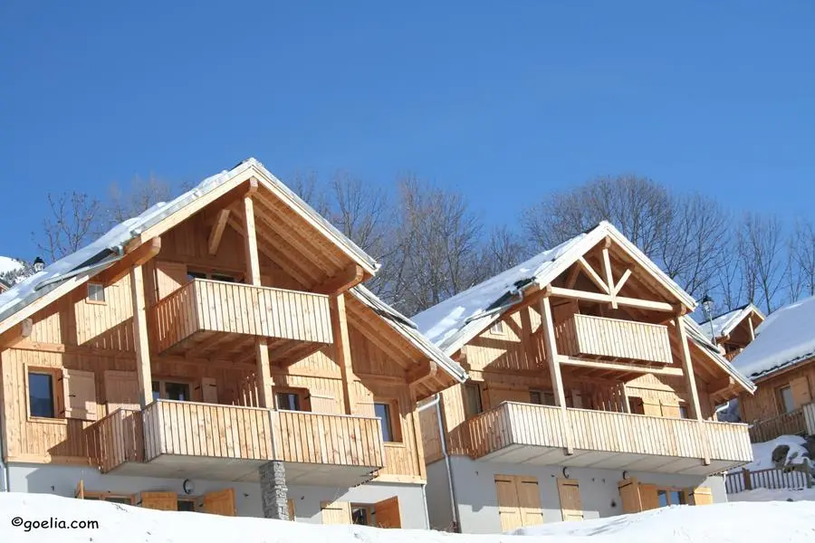 Les Chalets des Ecourts chalet met blauwe achtergrond
