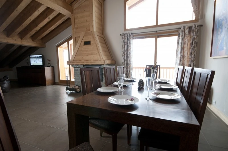 Le Sabot de Venus - woonkamer met eettafel en openhaard