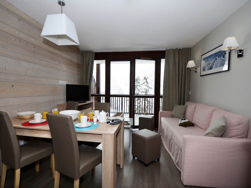 Le Panoramic - woonkamer met tv en eettafel