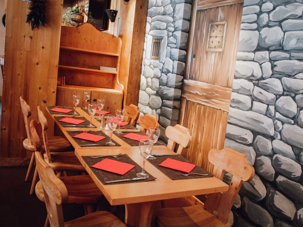 L'Oree des Pistes restaurant met houten deur