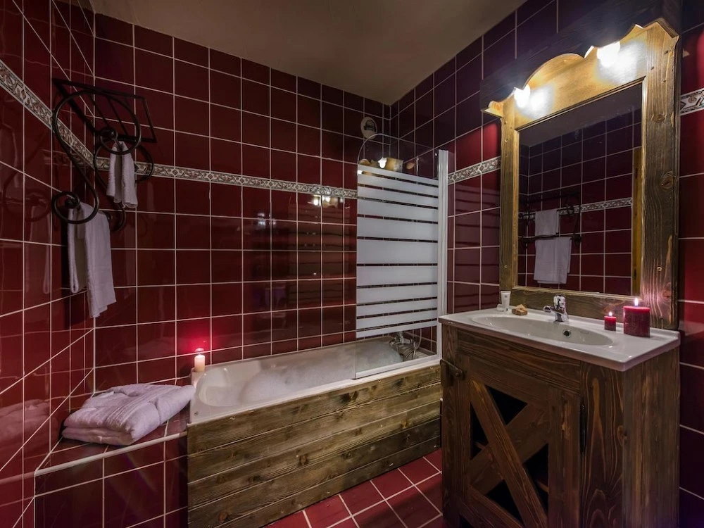 Chalet Val 2400 Val Thorens - badkamer met wastafel en bad