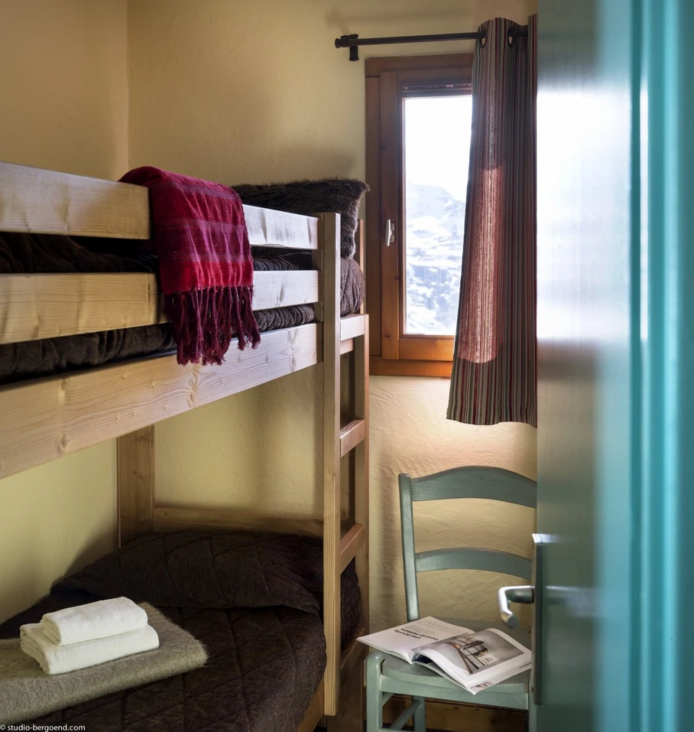 Le Cheval Blanc - slaapkamer met raam en stapelbed