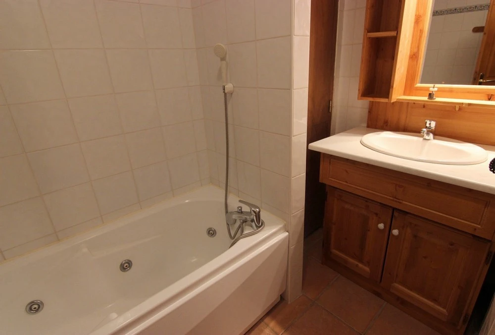 Chalet 6 Les Balcons - 3-kamer apt. voor max. 6 pers. | BAL630A - badkamer met ligbad en wastafel