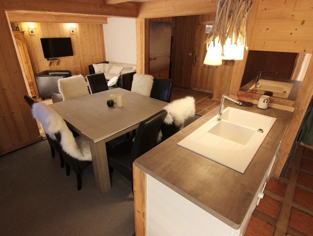 Le Peclet **** - woonkamer met eettafel en keuken