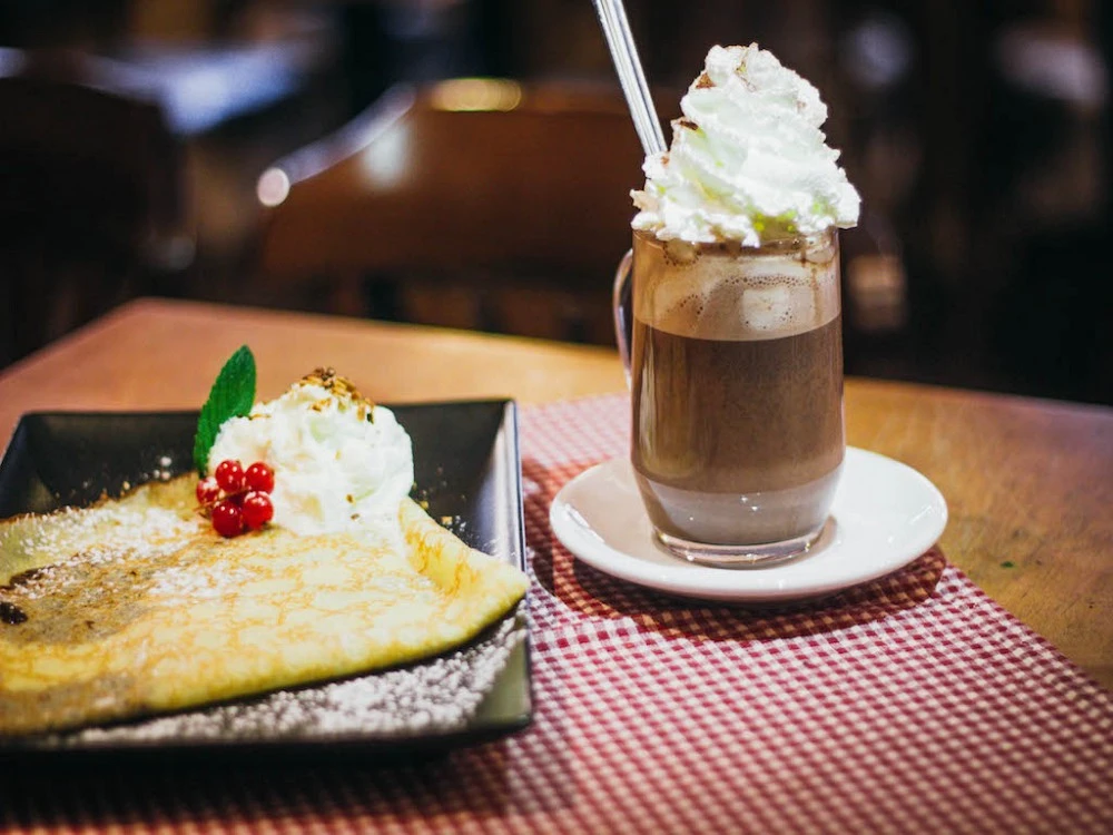 L'Oree des Pistes gebak met warme choco