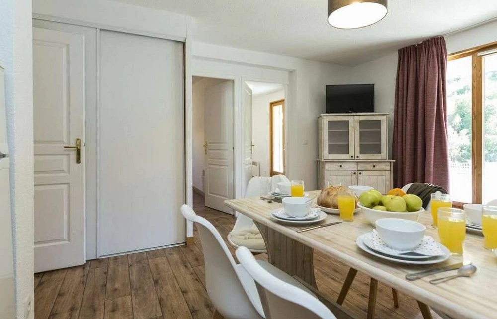 Les Chalets de L Arvan II - eettafel met bestek en borden