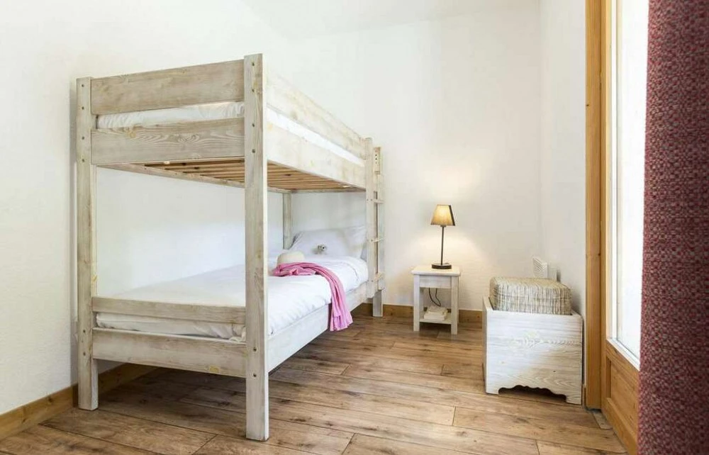 Les Chalets de L Arvan II - slapkamer met lamp en stapelbed