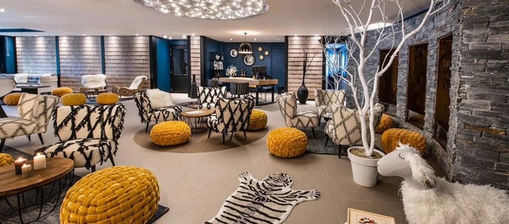 Village Montana Plein Sud - lounge met tafels en stoelen