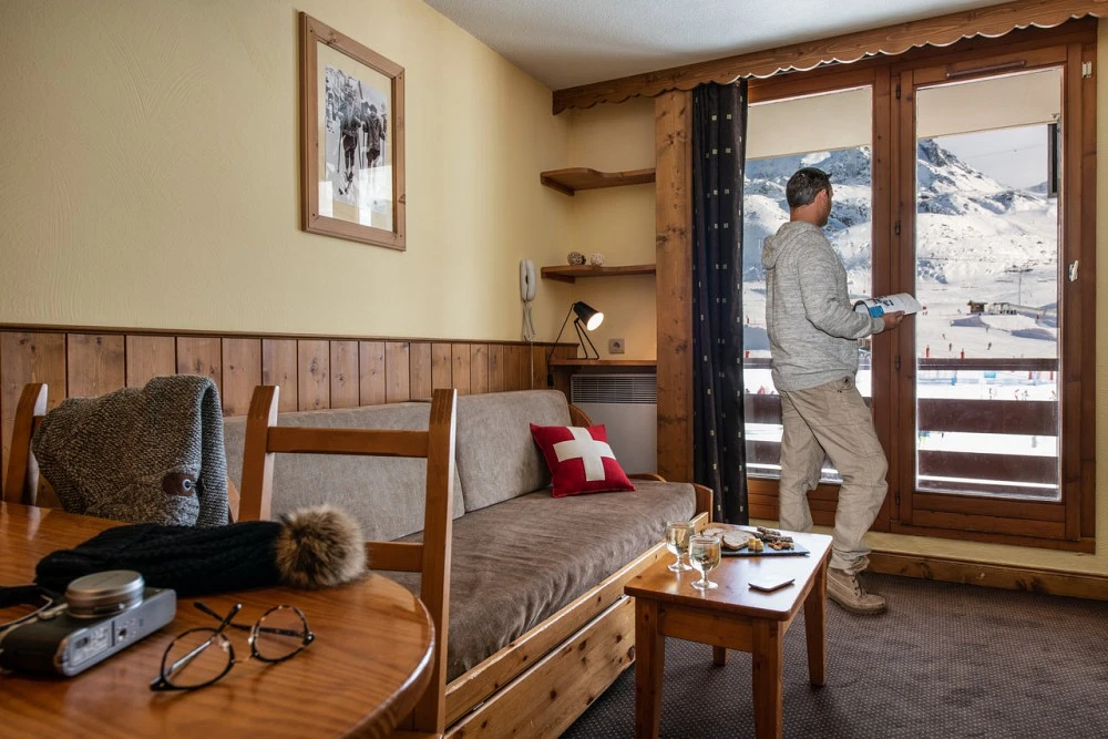 Le Cheval Blanc - woonkamer met balkon en zitbank