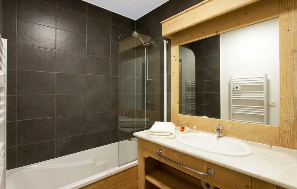 L'Oree des Pistes badkamer met douche en verwarmd handdoeken rek