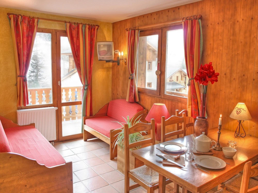Les Balcons de Val Cenis Le Haut - woonkamer met banken en eettafel