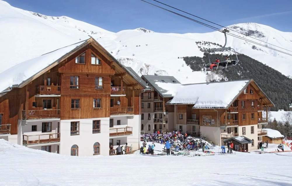 L'Oree des Pistes chalet in de sneeuw en bergen