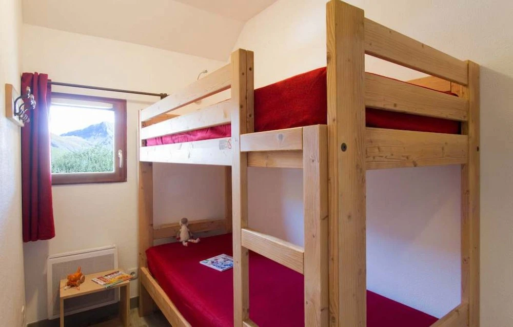 L'Oree des Pistes slaapkamer met raam en stapelbed