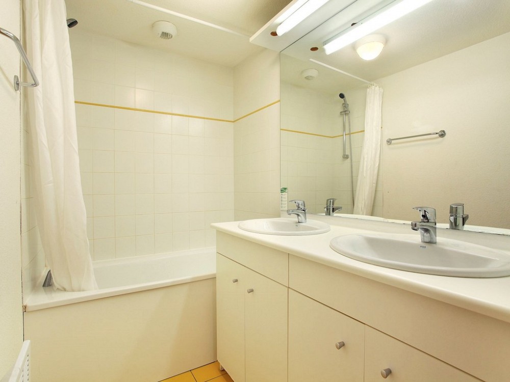 Le Buet - badkamer met ligbad en wastafels