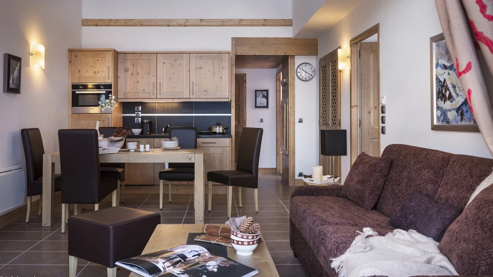 Le Lodge des Neiges **** - woonkamer met keuken zitbank