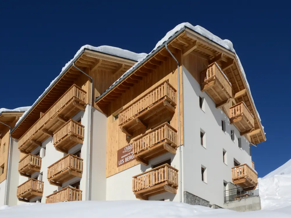 chalet Les Bergers - blauwe lucht achter het chalet